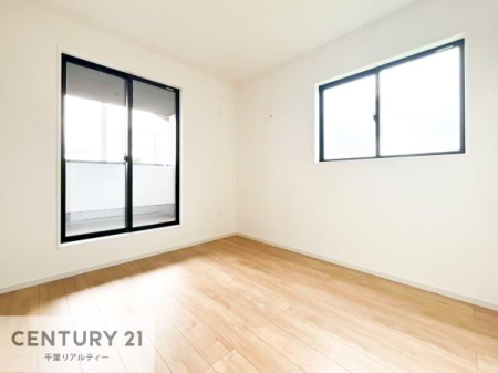 �m�� �e���������Ƃɂ�������Ǝ��[�X�y�[�X���m�ۂ��Ă���A�ߗނ␶���p�i���������萮���B���������L���g����A��炵�₷���ɔz�������Z�܂��ł��B