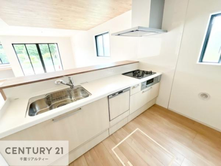 �L�b�`�� ��l�C�̑Ζʎ��V�X�e���L�b�`�����̗p���Ă��܂��I���Ƒ��̃R�~���j�P�[�V���������R�Ƒ�����݌v�ł��B
���q�l�ɂ��ڂ��͂��̂Ŋ������ł��ˁB�L�X�g���ĉ��K�ɍ�Ƃ��i�݂܂��B