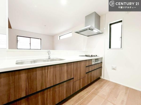 �L�b�`�� ��l�C�̑Ζʎ��V�X�e���L�b�`�����̗p���Ă��܂��I���Ƒ��̃R�~���j�P�[�V���������R�Ƒ�����݌v�ł��B
���q�l�ɂ��ڂ��͂��̂Ŋ������ł��ˁI�L�X�g���ĉ��K�ō�Ƃ��i�݂܂��B