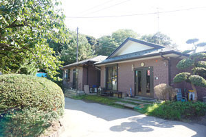 ���ӊ� �y�c�t���E�ۈ牀�z�X�Ǝ��R�̕ۈ牀�̂т̂уn�E�X�F1230m