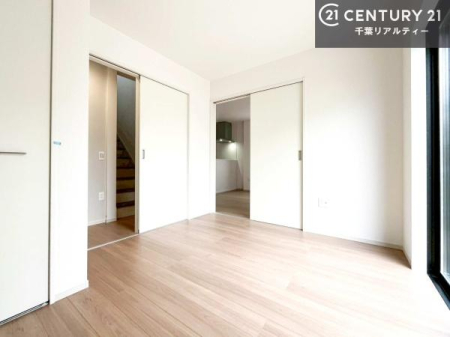 �m�� ���r���O�ɗאڂ����m���́A�J�������LDK�ƂȂ���J���I�ȋ�ԂɁB
���q�l�̗V�я�⃏�[�N�X�y�[�X�A�q�ԂȂǑ��ړI�Ɋ��p�ł���֗��Ȃ������ł��B