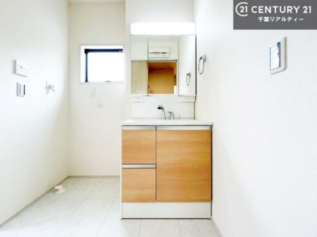 ���ʑ�E���ʏ� �O�ʋ��d�l�̐��ʏ��́A�g�����Ȃ݂����₷������I���͎��[�ɂȂ��Ă��܂��B�h���C���[�₨���ϓ����Еt������̂Ő��ʑ������X�b�L���ƌ����邱�Ƃ��o���܂��I