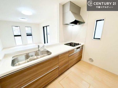 �L�b�`�� ��l�C�̑Ζʎ��V�X�e���L�b�`�����̗p���Ă��܂��I���Ƒ��̃R�~���j�P�[�V���������R�Ƒ�����݌v�ł��B
���q�l�ɂ��ڂ��͂��̂Ŋ������ł��ˁI�L�X�g���ĉ��K�ō�Ƃ��i�݂܂��B