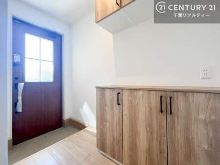 ���� �V���[�Y�{�b�N�X�t���B���ւ��Еt�����|�������₷���ł��I
�X�b�L���������ւŌ˂��J�����u�ԁA�������̂���S�n������Ԃ��o�}���Ă���܂��B