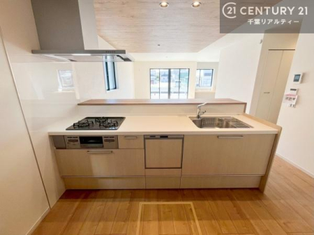 �L�b�`�� ��l�C�̑Ζʎ��V�X�e���L�b�`�����̗p���Ă��܂��I���Ƒ��̃R�~���j�P�[�V���������R�Ƒ�����݌v�ł��B
���q�l�ɂ��ڂ��͂��̂Ŋ������ł��ˁI�L�X�g���ĉ��K�ō�Ƃ��i�݂܂��B