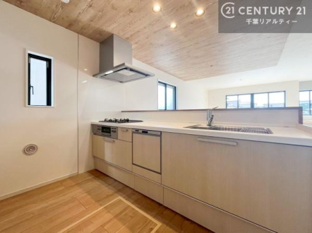 �L�b�`�� ��l�C�̑Ζʎ��V�X�e���L�b�`�����̗p���Ă��܂��I���Ƒ��̃R�~���j�P�[�V���������R�Ƒ�����݌v�ł��B
���q�l�ɂ��ڂ��͂��̂Ŋ������ł��ˁI�L�X�g���ĉ��K�ō�Ƃ��i�݂܂��B