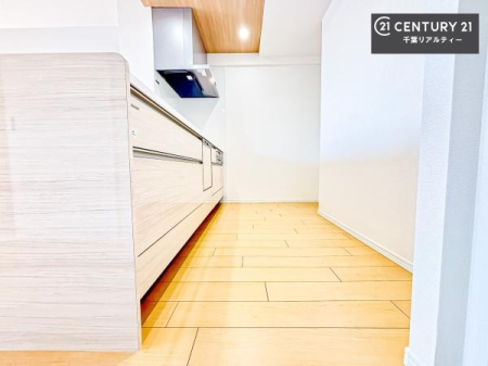 �L�b�`�� ��Ƃ肠�钲���X�y�[�X�ō�Ƃ����₷�����K�ȃL�b�`���ł��I
���q�l�ƈꏏ�ɂ��َq������y���߂�L�X�X�y�[�X�ł��B�y�����������ԂɂȂ肻���ł��ˁI