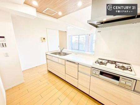 �L�b�`�� ��l�C�̑Ζʎ��V�X�e���L�b�`�����̗p���Ă��܂��I���Ƒ��̃R�~���j�P�[�V���������R�Ƒ�����݌v�ł��B
���q�l�ɂ��ڂ��͂��̂Ŋ������ł��ˁI�L�X�g���ĉ��K�ō�Ƃ��i�݂܂��B