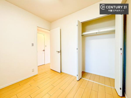 �m�� �S�����Ɏ��[���������Ă���A�ߗނ���p�i�A�G�ߕ��̉ו��Ȃǂ���������Ɛ������邱�Ƃ��ł��܂��B�������̋�Ԃ��L���g�����Ƃ��ł��A���ł����K�Ő������Z�܂���ۂĂ�̂��������|�C���g�ł��B