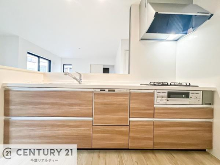 �L�b�`�� �y���n�̔���J�Ò��z��l�C�̑Ζʎ��V�X�e���L�b�`�����̗p���Ă��܂��I���Ƒ��̃R�~���j�P�[�V���������R�Ƒ�����݌v�ł��B
���q�l�ɂ��ڂ��͂��̂Ŋ������ł��ˁI�L�X�g���ĉ��K�ō�Ƃ��i�݂܂��B