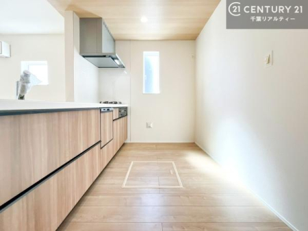 �L�b�`�� ��Ƃ肠�钲���X�y�[�X�ō�Ƃ����₷�����K�ȃL�b�`���ł��I
���q�l�ƈꏏ�ɂ��َq������y���߂�L�X�X�y�[�X�ł��B�y�����������ԂɂȂ肻���ł��ˁI