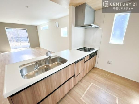 �L�b�`�� ��l�C�̑Ζʎ��V�X�e���L�b�`�����̗p���Ă��܂��I���Ƒ��̃R�~���j�P�[�V���������R�Ƒ�����݌v�ł��B
���q�l�ɂ��ڂ��͂��̂Ŋ������ł��ˁI�L�X�g���ĉ��K�ō�Ƃ��i�݂܂��B