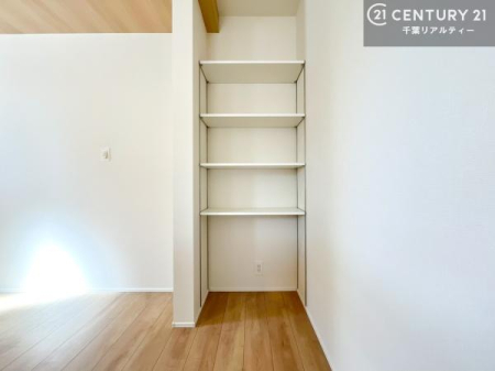 ���[ �L�b�`�����Ɏ��[���������A�H�ނ���p�i�̃X�g�b�N�ɕ֗��B
�������ł������Ɏ��o����ʒu�ɂ���A�Ǝ��������l�����g���₷���݌v�ł��B