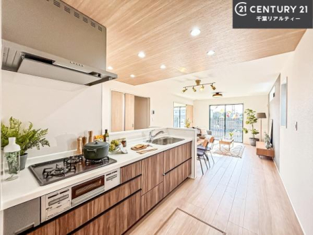 ���r���O �傫�ȑ����炽���Ղ�̗z���������閾�邢���r���O�B�J�����̂��郊�r���O�ŉƑ��c���̂��났�̎��Ԃ��߂����܂��B