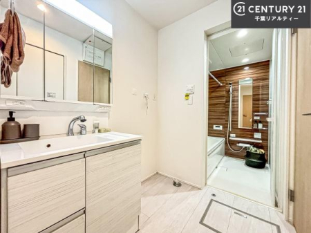 ���ʑ�E���ʏ� �O�ʋ��d�l�̐��ʏ��́A�g�����Ȃ݂����₷������I���͎��[�ɂȂ��Ă��܂��B�h���C���[�₨���ϓ����Еt������̂Ő��ʑ������X�b�L���ƌ����邱�Ƃ��o���܂��I