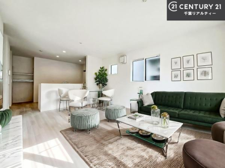 ���r���O �Ƌ��CG�p�[�X�ł��B��؂ȉƑ����W�܂邩�炱��LDK�ɂ͂�����肽���B
�q�����������C�ɏ΂��Ȃ��瑖�����Ă���p�����������u�L���Ƃɂ��ėǂ������v�Ǝv���u�Ԃł��B