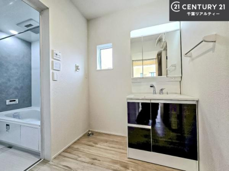 ���ʑ�E���ʏ� �O�ʋ��d�l�̐��ʏ��́A�g�����Ȃ݂����₷������I���͎��[�ɂȂ��Ă��܂��B�h���C���[�₨���ϓ����Еt������̂Ő��ʑ������X�b�L���ƌ����邱�Ƃ��o���܂��I