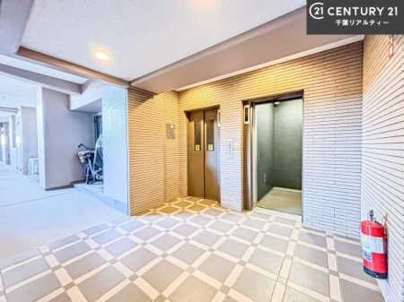 ���̑����p�� �G���x�[�^�[�����ŁA�����̈ړ����X���[�Y�B��K�ւ̃A�N�Z�X�����K�Ȃ��߁A���N�z�̕��⏬���Ȃ��q���܂����邲�ƒ�ɂ����S�ł��B���K���Ɨ��֐������˔������Z�܂��ł��B