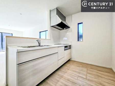 �L�b�`�� ��l�C�̑Ζʎ��V�X�e���L�b�`�����̗p���Ă��܂��I���Ƒ��̃R�~���j�P�[�V���������R�Ƒ�����݌v�ł��B
���q�l�ɂ��ڂ��͂��̂Ŋ������ł��ˁI�L�X�g���ĉ��K�ō�Ƃ��i�݂܂��B