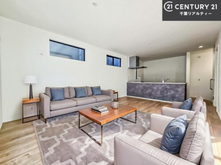 ���r���O �Ƌ��CG�p�[�X�ł��B��؂ȉƑ����W�܂邩�炱��LDK�ɂ͂�����肽���B
�q�����������C�ɏ΂��Ȃ��瑖�����Ă���p�����������u�L���Ƃɂ��ėǂ������v�Ǝv���u�Ԃł��B