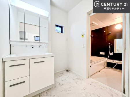 ���ʑ�E���ʏ� �O�ʋ��d�l�̐��ʏ��́A�g�����Ȃ݂����₷������I���͎��[�ɂȂ��Ă��܂��B�h���C���[�₨���ϓ����Еt������̂Ő��ʑ������X�b�L���ƌ����邱�Ƃ��o���܂��I