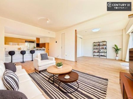 ���r���O �Ƌ��CG�p�[�X�ł��B�J�����̂���L�XLDK�I�\�t�@�[��_�C�j���O�e�[�u����u���Ă������ɂȂ�Ȃ��̂ŉ��K�ɉ߂����܂��I�R�~���j�P�[�V���������₷�����r���O�ł��I