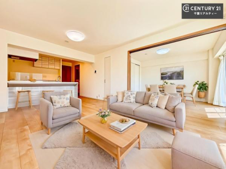 ���r���O �Ƌ��CG�p�[�X�ł��B�J�����̂���L�XLDK�I�\�t�@�[��_�C�j���O�e�[�u����u���Ă������ɂȂ�Ȃ��̂ŉ��K�ɉ߂����܂��I�R�~���j�P�[�V���������₷�����r���O�ł��I