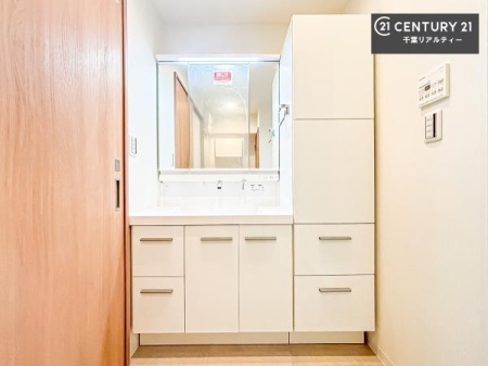 ���ʑ�E���ʏ� �O�ʋ��d�l�̐��ʏ��́A�g�����Ȃ݂����₷������I���͎��[�ɂȂ��Ă��܂��B�h���C���[�₨���ϓ����Еt������̂Ő��ʑ������X�b�L���ƌ����邱�Ƃ��o���܂��I