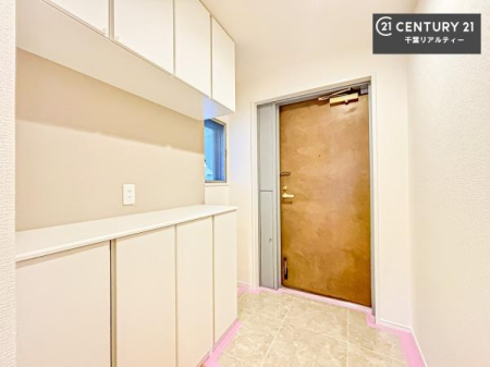 ���� �V���[�Y�{�b�N�X�t���B���ւ��Еt�����|�������₷���ł��I
�X�b�L���������ւŌ˂��J�����u�ԁA�������̂���S�n������Ԃ��o�}���Ă���܂��B