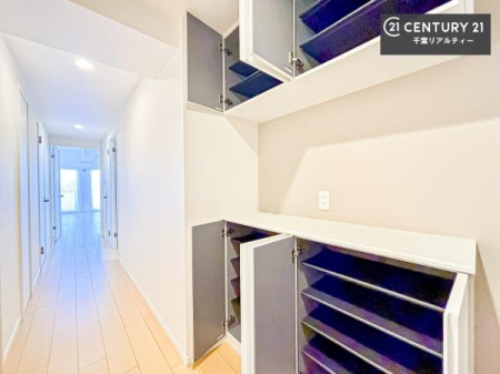 ���� �V���[�Y�{�b�N�X�t���B���ւ��Еt�����|�������₷���ł��I
�X�b�L���������ւŌ˂��J�����u�ԁA�������̂���S�n������Ԃ��o�}���Ă���܂��B