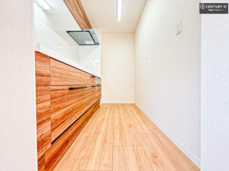 �L�b�`�� ��Ƃ肠�钲���X�y�[�X�ō�Ƃ����₷�����K�ȃL�b�`���ł��I
���q�l�ƈꏏ�ɂ��َq������y���߂�L�X�X�y�[�X�ł��B�y�����������ԂɂȂ肻���ł��ˁI