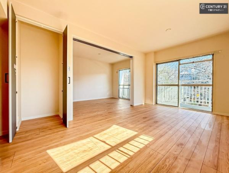 ���r���O ��؂ȉƑ����W�܂邩�炱��LDK�ɂ͂�����肽���B
�q�����������C�ɏ΂��Ȃ��瑖�����Ă���p�����������u�L���Ƃɂ��ėǂ������v�Ǝv���u�Ԃł��B