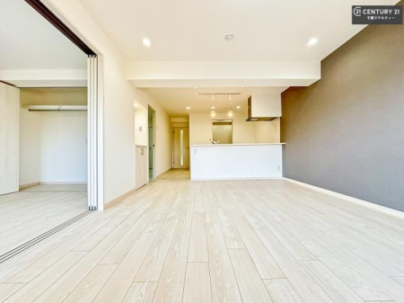 ���r���O ��؂ȉƑ����W�܂邩�炱��LDK�ɂ͂�����肽���B
�q�����������C�ɏ΂��Ȃ��瑖�����Ă���p�����������u�L���Ƃɂ��ėǂ������v�Ǝv���u�Ԃł��B