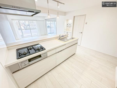 �L�b�`�� ��l�C�̑Ζʎ��V�X�e���L�b�`�����̗p���Ă��܂��I���Ƒ��̃R�~���j�P�[�V���������R�Ƒ�����݌v�ł��B
���q�l�ɂ��ڂ��͂��̂Ŋ������ł��ˁI�L�X�g���ĉ��K�ō�Ƃ��i�݂܂��B