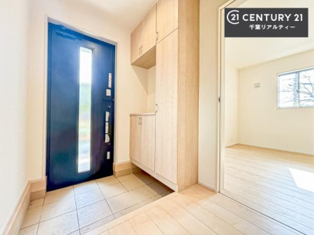 ���� �V���[�Y�{�b�N�X�t���Ȃ̂ŁA���ւ��Еt�����|�������₷���ł��I
�X�b�L���������ւŌ˂��J�����u�ԁA�������̂���S�n������Ԃ��o�}���Ă���܂��B�y���n�̔���J�Ò��z