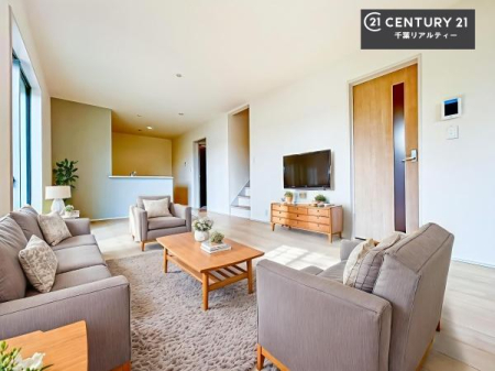 ���r���O �Ƌ��CG�p�[�X�ł��B�傫�ȑ����炽���Ղ�̗z���������閾�邢���r���O�B�J�����̂��郊�r���O�ŉƑ��c���̂��났�̎��Ԃ��߂����܂��B