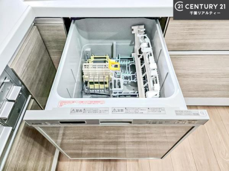 �L�b�`�� �H��@�t���̃L�b�`���ł��I�Z���������r��h�~�Ƃ��đ�ϊ��􂷂�֗��Ȏd�l�ł��I�r���g�C���Ȃ̂ŃL�b�`���̏ꏊ����炸�����X�y�[�X���L���g�����Ƃ��o���܂��I