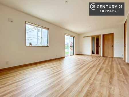 ���r���O ��؂ȉƑ����W�܂邩�炱��LDK�ɂ͂�����肽���B
�q�����������C�ɏ΂��Ȃ��瑖�����Ă���p�����������u�L���Ƃɂ��ėǂ������v�Ǝv���u�Ԃł��B