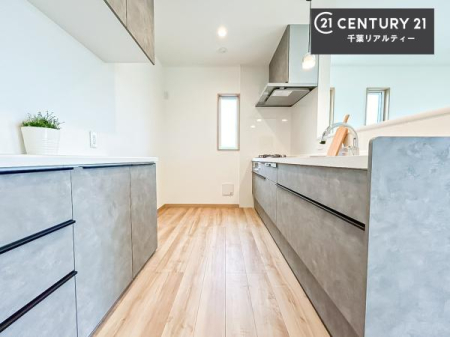 �L�b�`�� �J�b�v�{�[�h�t���̃L�b�`���ł��B
�L�b�`���͉����ƃK�`���K�`���������ł��B�d�q�����W�␆�ъ���u���܂����A��������̐H��͒I�Ɏ��[���\�ł��B