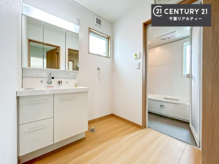 ���ʑ�E���ʏ� �O�ʋ��d�l�̐��ʏ��́A�g�����Ȃ݂����₷������I���͎��[�ɂȂ��Ă��܂��B�h���C���[�₨���ϓ����Еt������̂Ő��ʑ������X�b�L���ƌ����邱�Ƃ��o���܂��I