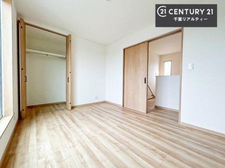 �q������ ���[�X�y�[�X�����t���Ă���̂ŁA�}�ȗ��q���ł��U�炩��������������T�b�ƕЂÂ����đ�ϕ֗��ł��I�ǖʂ��L�X���Ă���̂ŁA�׋�����x�b�h�̒u����ɍ���܂���I