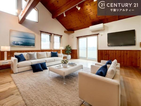 ���r���O �傫�ȑ����炽���Ղ�̗z���������閾�邢���r���O�B�J�����̂��郊�r���O�ŉƑ��c���̂��났�̎��Ԃ��߂����܂��B�y�Ƌ��CG�p�[�X�ł��z