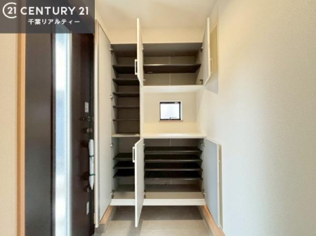 ���� ���ւ̃V���[�Y�{�b�N�X�́A���[�͗ǍD�ŌC���������萮���ł��邾���łȂ��A�㕔������I�Ƃ��Ċ��p�\�B���C�ɓ���̏�����O���[����u���΁A���q���}���邨�����ȋ�ԂɎd�オ��܂��I