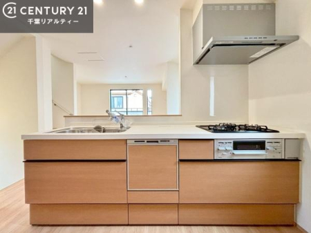 �L�b�`�� ��l�C�̑Ζʎ��V�X�e���L�b�`�����̗p���Ă��܂��I���Ƒ��̃R�~���j�P�[�V���������R�Ƒ�����݌v�ł��B
���q�l�ɂ��ڂ��͂��̂Ŋ������ł��ˁI�L�X�g���ĉ��K�ō�Ƃ��i�݂܂��B