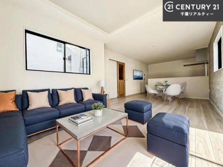 ���r���O �Ƌ��CG�p�[�X�ł��B��؂ȉƑ����W�܂邩�炱��LDK�ɂ͂�����肽���B
�q�����������C�ɏ΂��Ȃ��瑖�����Ă���p�����������u�L���Ƃɂ��ėǂ������v�Ǝv���u�Ԃł��B