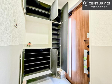 ���� �V���[�Y�{�b�N�X�t���Ȃ̂ŁA���ւ��Еt�����|�������₷���ł��I
�X�b�L���������ւŌ˂��J�����u�ԁA�������̂���S�n������Ԃ��o�}���Ă���܂��B
