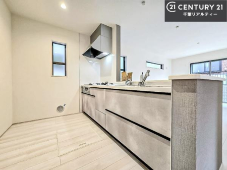 �L�b�`�� ��l�C�̑Ζʎ��V�X�e���L�b�`�����̗p���Ă��܂��I���Ƒ��̃R�~���j�P�[�V���������R�Ƒ�����݌v�ł��B
���q�l�ɂ��ڂ��͂��̂Ŋ������ł��ˁB�L�X�g���ĉ��K�ɍ�Ƃ��i�݂܂��B