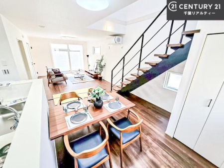 ���r���O �傫�ȑ����炽���Ղ�̗z���������閾�邢���r���O�B�J�����̂��郊�r���O�ŉƑ��c���̂��났�̎��Ԃ��߂����܂��B