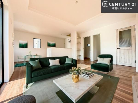 ���r���O �Ƌ��CG�p�[�X�ł��B��؂ȉƑ����W�܂邩�炱��LDK�ɂ͂�����肽���B
�q�����������C�ɏ΂��Ȃ��瑖�����Ă���p�����������u�L���Ƃɂ��ėǂ������v�Ǝv���u�Ԃł��B