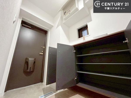 ���� �V���[�Y�{�b�N�X�t���Ȃ̂ŁA���ւ��Еt�����|�������₷���ł��I
�X�b�L���������ւŌ˂��J�����u�ԁA�������̂���S�n������Ԃ��o�}���Ă���܂��B
